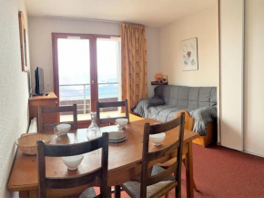 Appartement tout confort avec balcon, skis aux pieds, piscine chauffée, proche commerces et remontées mécaniques - FR-1-267-231